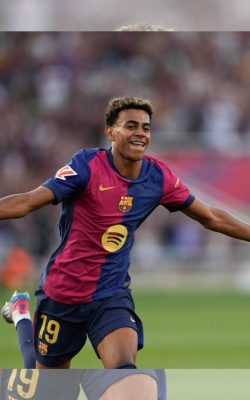 White and Red Bold and Dynamic Photo Spain's National Day Instagram Post (900 x 1600 بيكسل) (28)